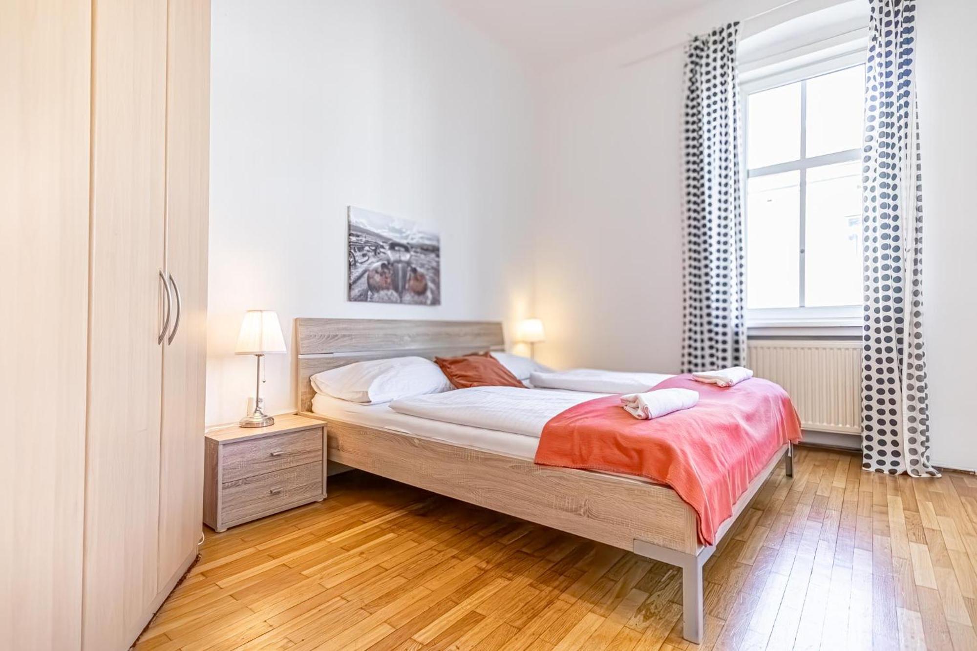 Simple Near Wiener Stadthalle Appartement *