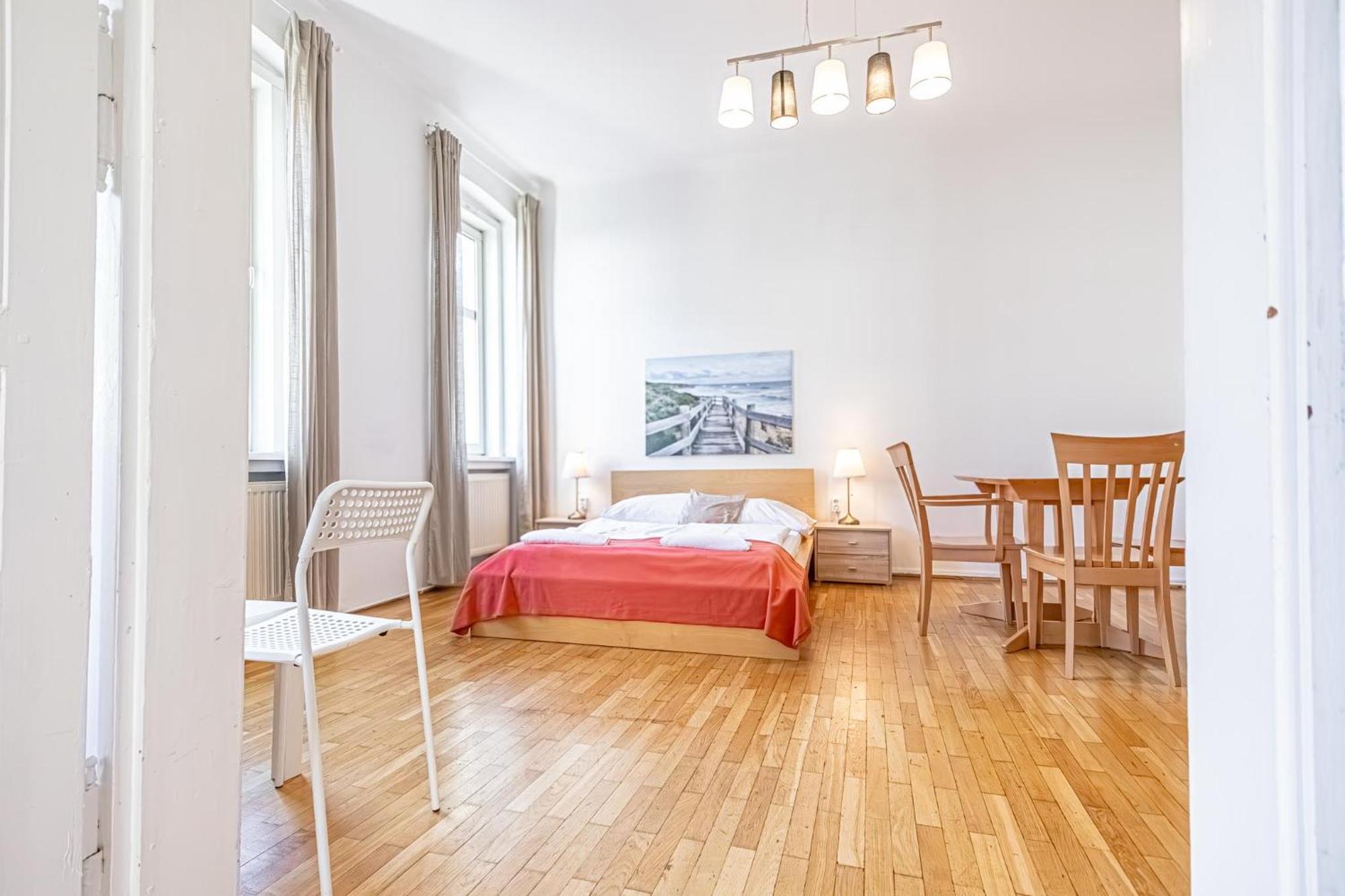 Simple Near Wiener Stadthalle Appartement