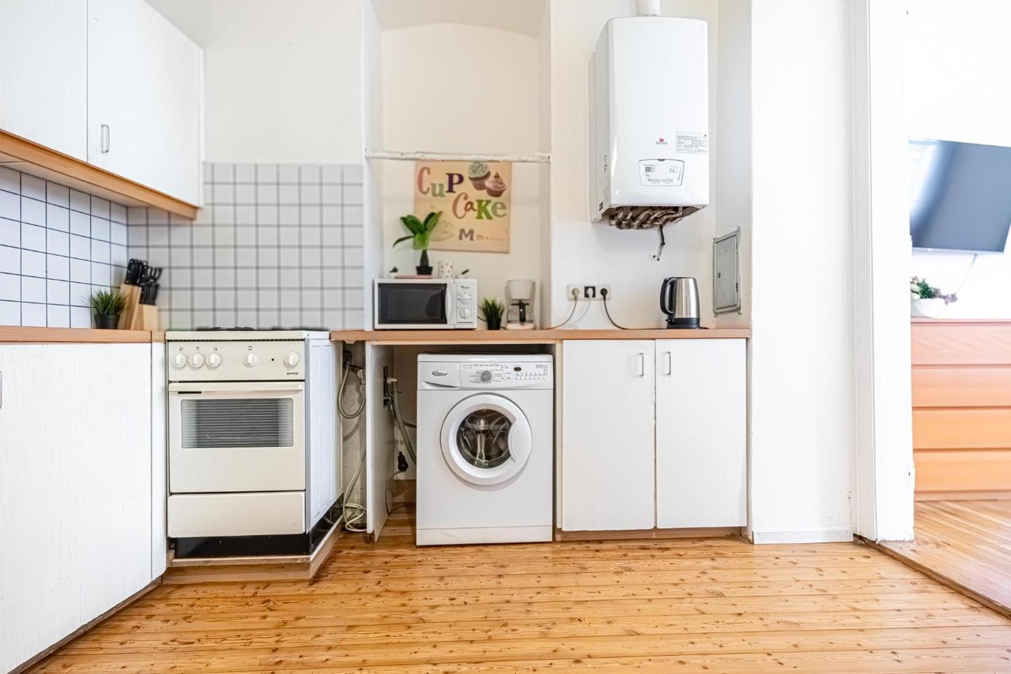 Simple Near Wiener Stadthalle Appartement