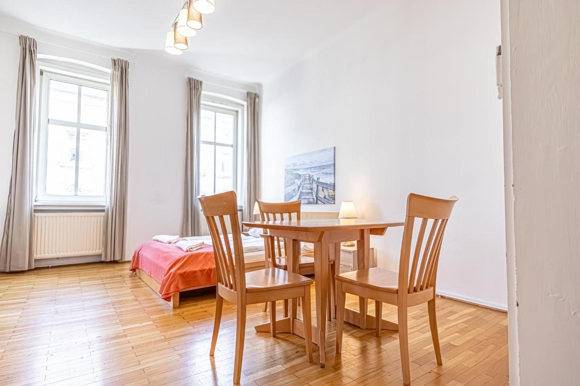 Simple Near Wiener Stadthalle Apartment