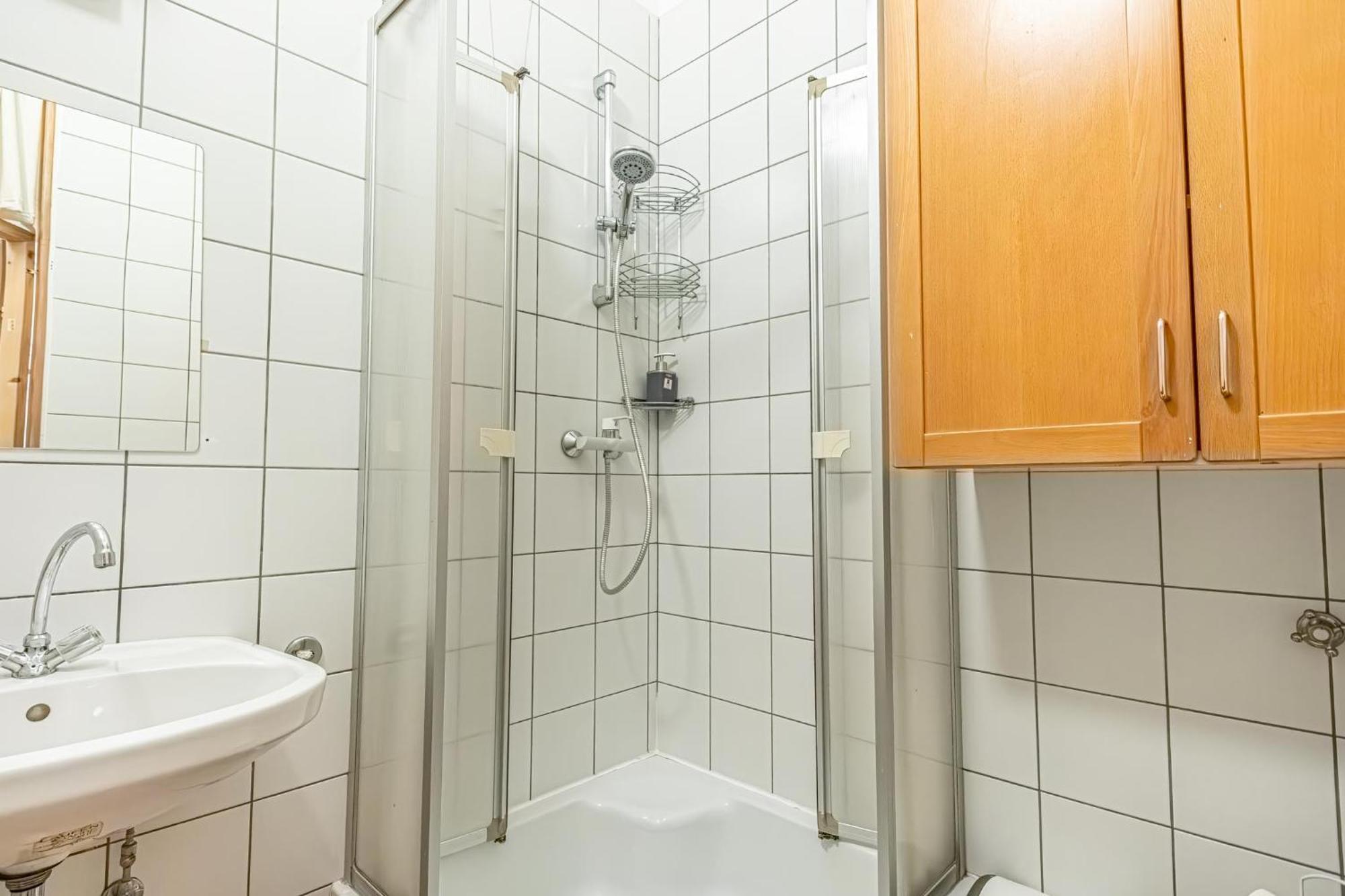Simple Near Wiener Stadthalle Apartment *