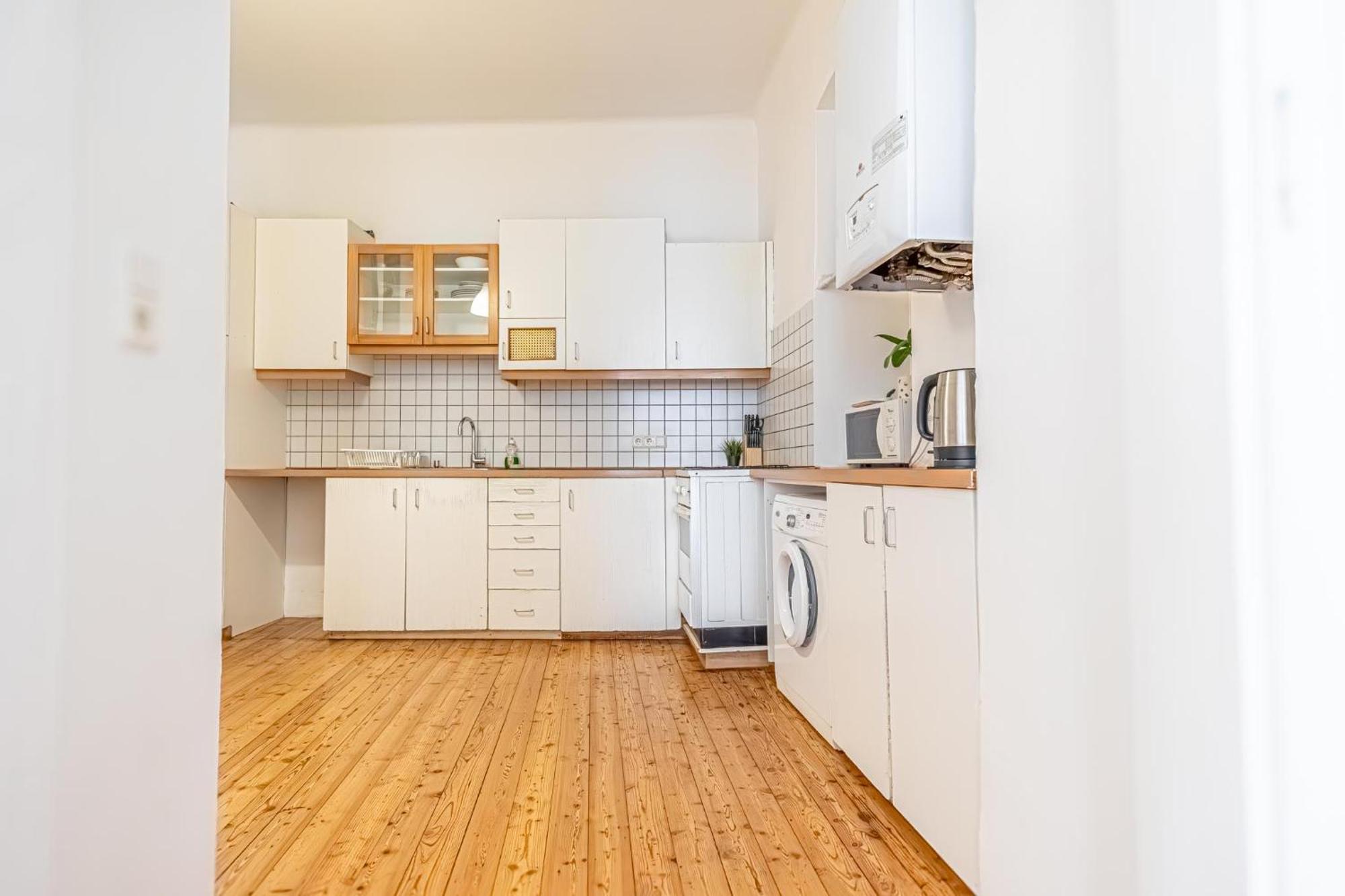Simple Near Wiener Stadthalle Apartment Vienna