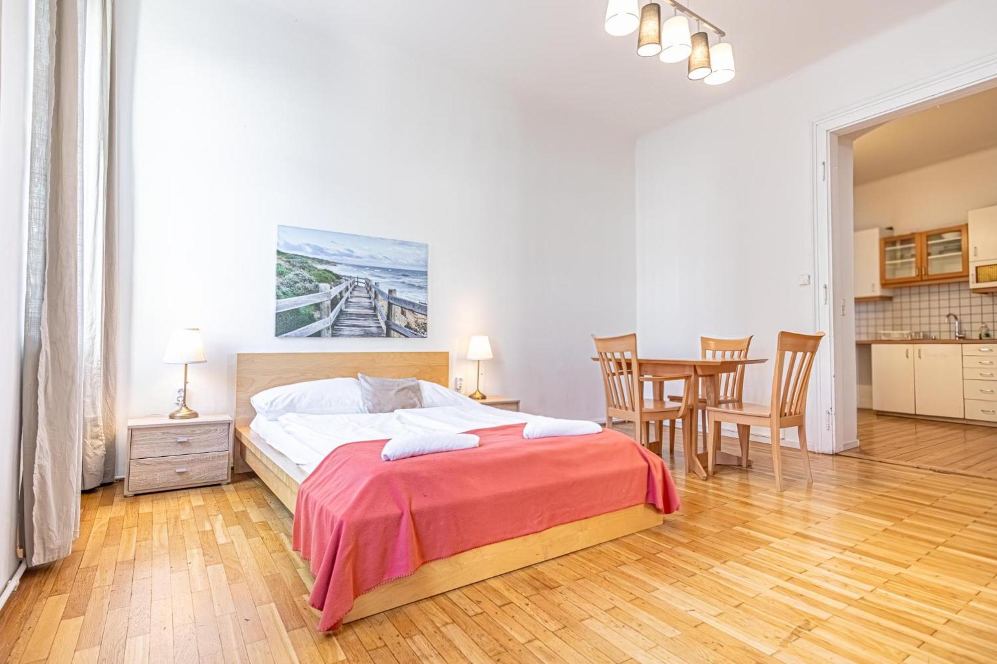 Simple Near Wiener Stadthalle Apartment *